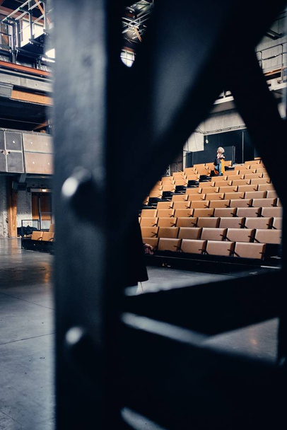 Uma foto vertical de um auditório de teatro vazio com muitas cadeiras em Roubaix, França
 - Foto, Imagem
