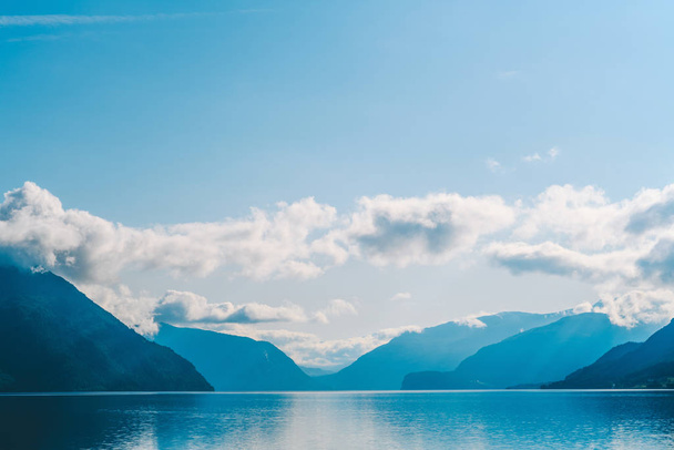 ホーニンダルスヴァットネットはノルウェーとヨーロッパで最も深い湖です - 写真・画像