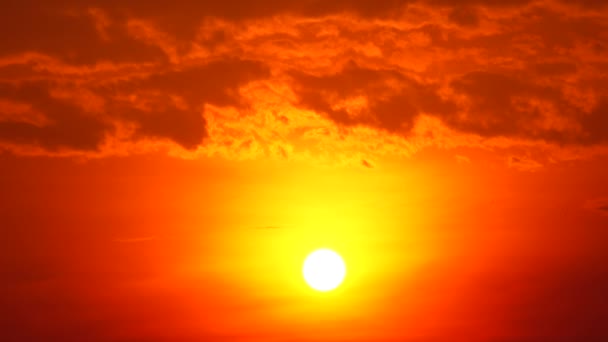 4k Günbatımı Alacakaranlık turuncu gökyüzü mavi güzel mor arka plan - Video, Çekim