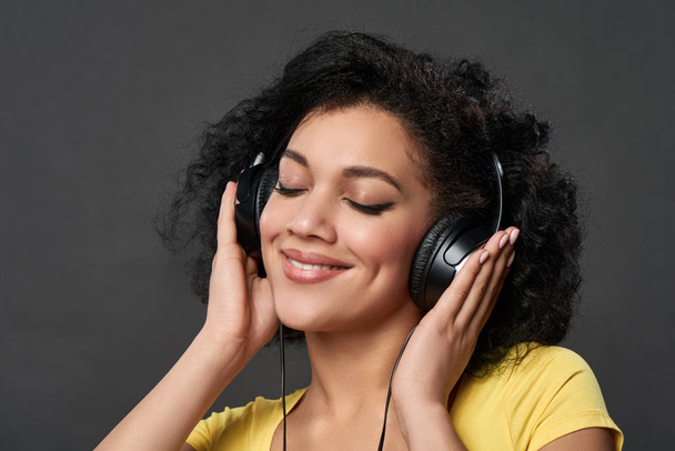 Mulher ouvindo música com olhos fechados
 - Foto, Imagem