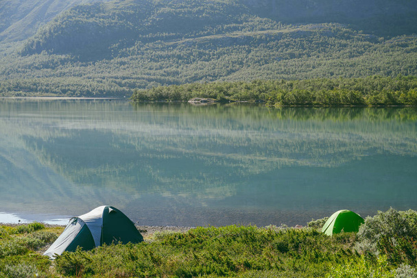 ノルウェーのOvre Sjodalsvatnet湖近くのテント - 写真・画像