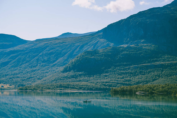 ノルウェーのOvre Sjodalsvatnet湖にボート - 写真・画像