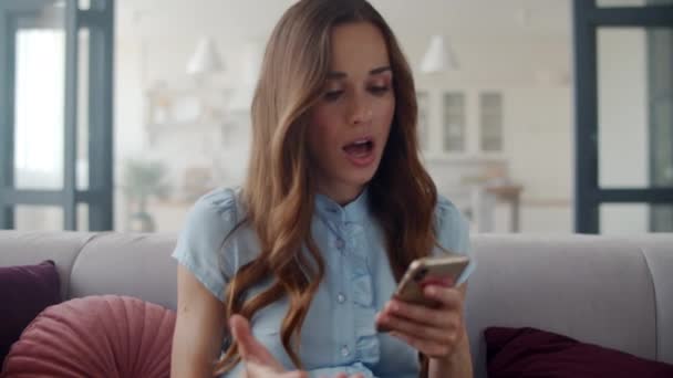 Shocked business woman typing on phone at home. Upset girl reading bad news. - Metraje, vídeo