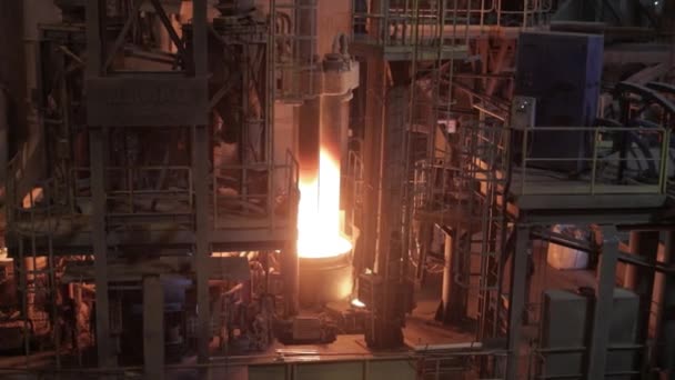 Μεταλλουργός Εργάτης σε ένα εργοστάσιο χάλυβα ζεστό τηγμένο μέταλλο χύτευση. Blast Furnace Χάλυβα Παραγωγής Έργων. Ρίχνει ζεστό υγρό μέταλλο από κλίβανο Μεταλλουργικές εγκαταστάσεις. Εργοστάσιο βαριάς βιομηχανίας εργαζομένων. - Πλάνα, βίντεο