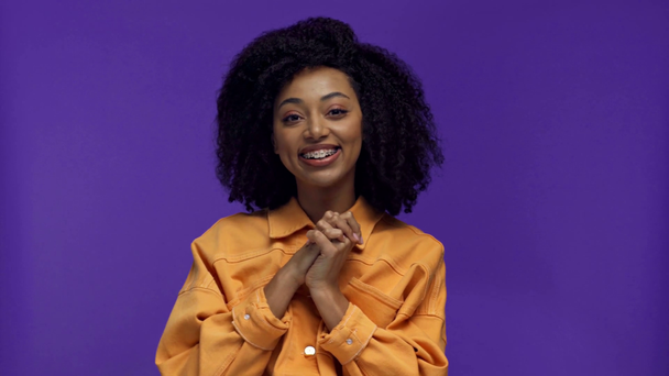 usmívající se africká americká žena přikyvující izolovaně na fialové  - Záběry, video