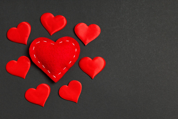 Composição de visão superior de corações vermelhos no fundo colorido. Conceito de relacionamento romântico. Dia dos Namorados
 - Foto, Imagem