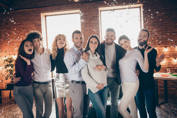 Фотографія восьми найкращих друзів, які святкують сюрприз вечірки привітання майбутніх молодих батьків, обіймаючись портретами, що падають в офіційний одяг ресторан в приміщенні
 - Фото, зображення