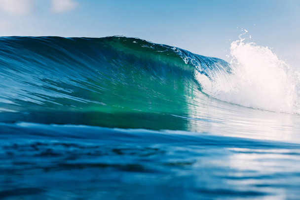 Fasswelle zum Surfen im Meer. Transparente Welle durchbrechen - Foto, Bild