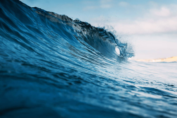 Hullám a szörfözéshez az óceánban. Átlátszó hullám megtörése - Fotó, kép
