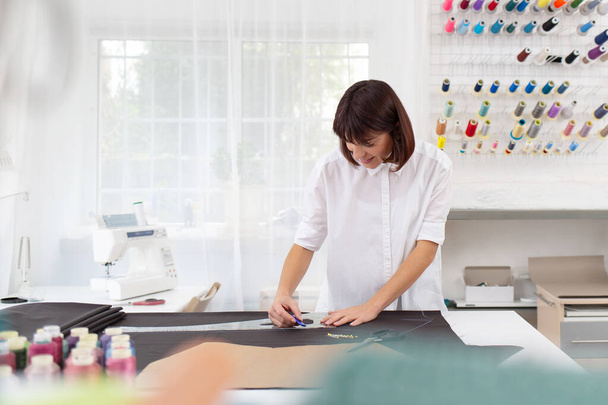 Portrait of fashion designer working in sewing studio. - Foto, Imagen