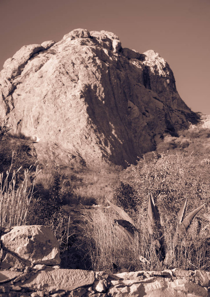 Pea de Bernal zbliżenie, Złożony z rodzaju kamienia wulkanicznego znany jako dacyt i że 67% jest krzemionka, wysoce odporny na warunki atmosferyczne materiał, który wyjaśnia jego przetrwanie - Zdjęcie, obraz