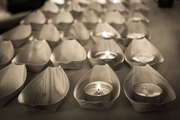 Свечи в маленькой лодке во время бдения и молитвы
. - Фото, изображение