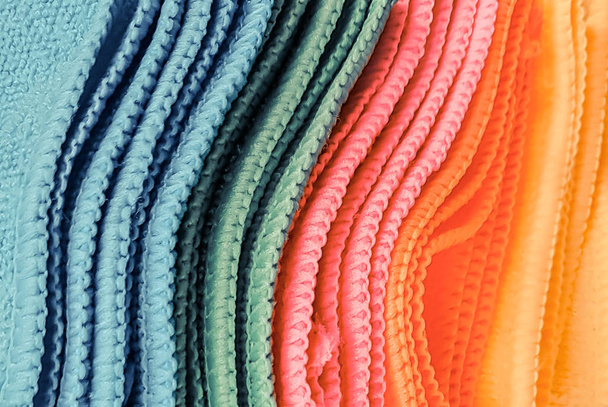 Mucchio di panni multicolori
 - Foto, immagini