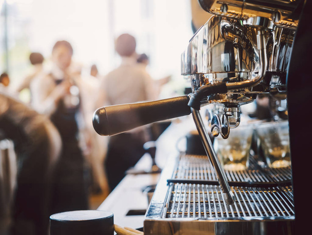 Кофеварка делает эспрессо выстрелил крытый кафе размытие Бариста фон
 - Фото, изображение