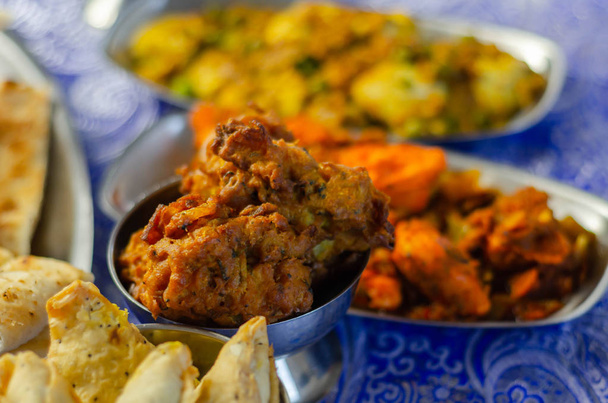 Kip jalfrezi en kip curry met diverse rijst en ui B - Foto, afbeelding