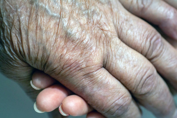 Vanhat ja nuoret naiset kädestä
 - Valokuva, kuva