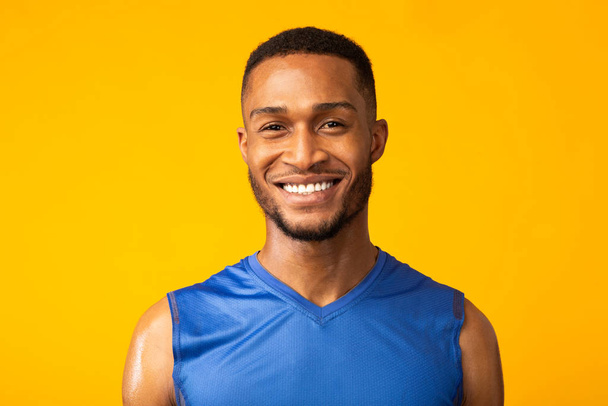 Gülümseyen mutlu afro sporcu portresi - Fotoğraf, Görsel