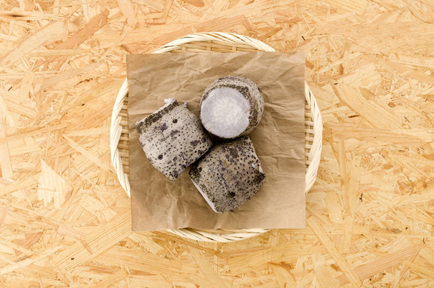 Таймо - це таро, вирощене на мілководних полях (поля печива). Його також називають Мідзуімо.В Окінаві він називається Ta-nmu (в Кінмучо, Терм або Термам).) - Фото, зображення