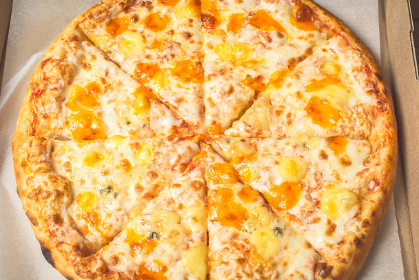 Pizza al formaggio tagliata a pezzi
 - Foto, immagini