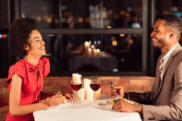 Pareja amorosa celebrando San Valentín cenando, riendo sentado en el restaurante
 - Foto, imagen