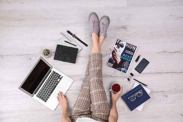 Мода блоггер с ноутбуком сидит на полу, вид сверху
 - Фото, изображение