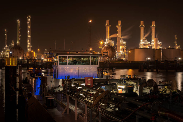 夜の工業地帯の眺め  - 写真・画像