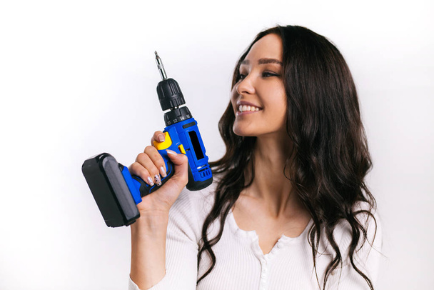 woman advertises blue screwdriver - Foto, Imagem