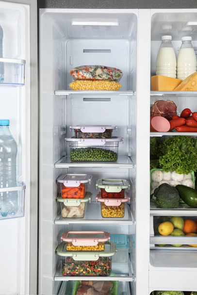 Refrigerador abierto lleno de diferentes productos frescos
 - Foto, imagen