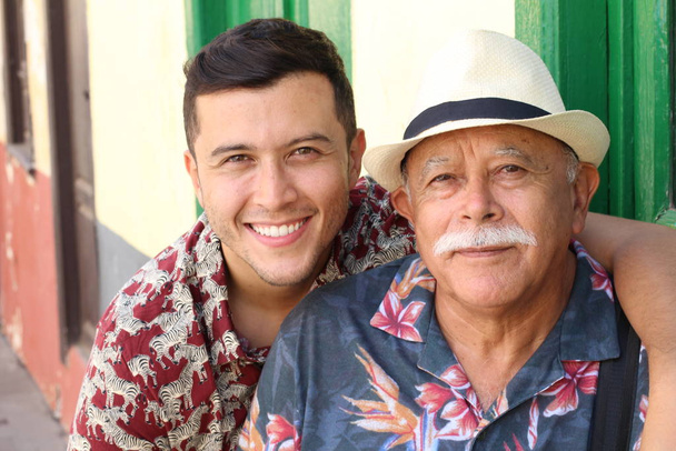 Latino vanhempi mies poikansa kanssa
 - Valokuva, kuva