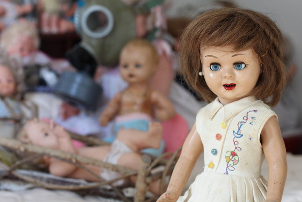 アパートのベッドの上に横たわる人形のクローズアップ肖像画 - 写真・画像