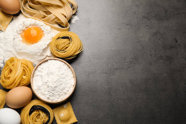 Flat lay composition with different types of pasta on grey table - Foto, Imagen