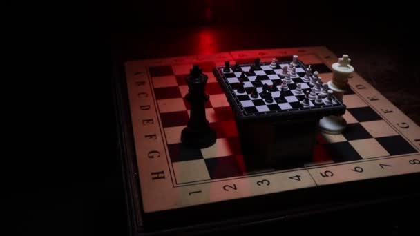 ビジネスのアイデアと競争のチェスボードゲームの概念。煙と霧と暗い背景にチェスの数字。選択フォーカス - 映像、動画