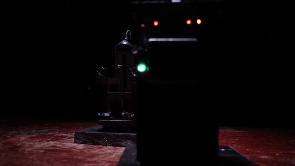 暗闇の中で死刑電動椅子ミニチュア。創造的なアートワーク装飾。暗い背景での電動椅子スケールモデルのイメージ - 映像、動画