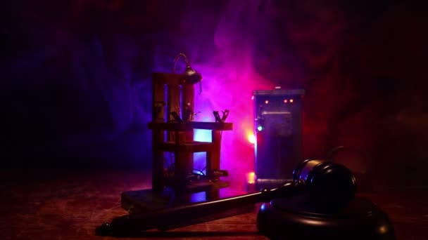 暗闇の中で死刑電動椅子ミニチュア。創造的なアートワーク装飾。暗い背景での電動椅子スケールモデルのイメージ - 映像、動画