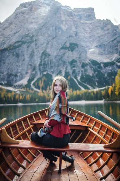 Mädchen im Boot genießt die umliegende Bergnatur - Foto, Bild