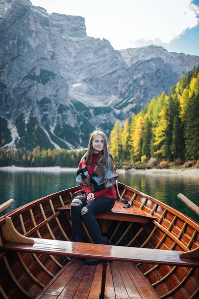 Κορίτσι σε μια βάρκα απολαμβάνει την περιβάλλουσα ορεινή φύση - Φωτογραφία, εικόνα