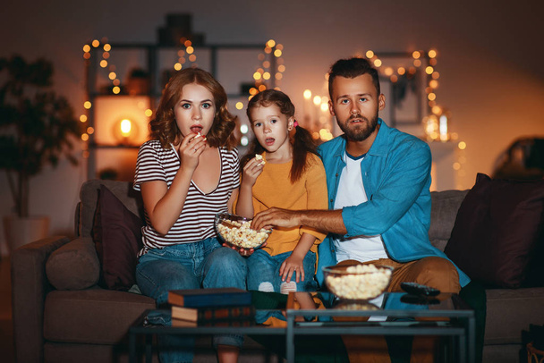 aile anne baba ve çocuk kızı projektör izlerken, Tv,  - Fotoğraf, Görsel
