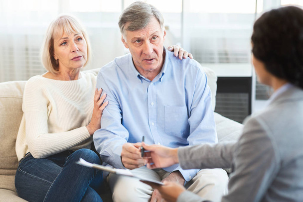 Senior couple talking to financial advisor at home - Zdjęcie, obraz