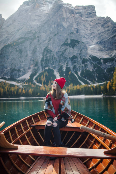 Κορίτσι σε μια βάρκα απολαμβάνει την περιβάλλουσα ορεινή φύση - Φωτογραφία, εικόνα