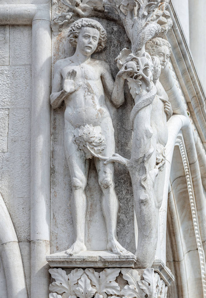Eski çağlardan kalma Eva heykeli. Elmalı ve Adem 'den. - Fotoğraf, Görsel