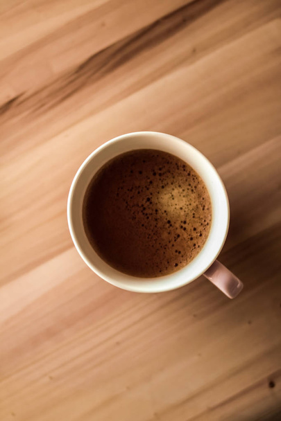 taza de café de la mañana con leche en piedra de mármol plano laico, bebida caliente
 - Foto, Imagen