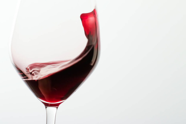 Egy pohár vörösbor, öntőital a luxus ünnepi kóstolón - Fotó, kép