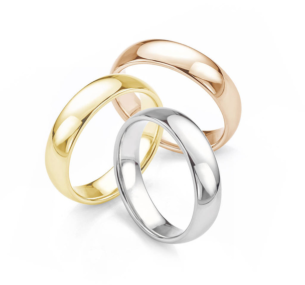 Pierścienie ślubne - białe złoto, różane złoto i żółte złote obrączki ślubne izolowane na białym tle. Zestaw 3 pierścieni.  - Zdjęcie, obraz