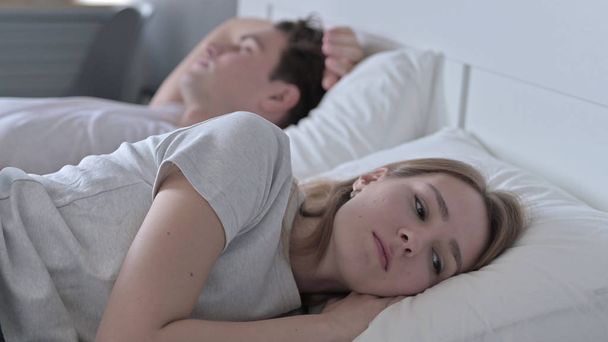 La mujer infeliz acostada en la cama, sintiéndose insomne
 - Foto, imagen
