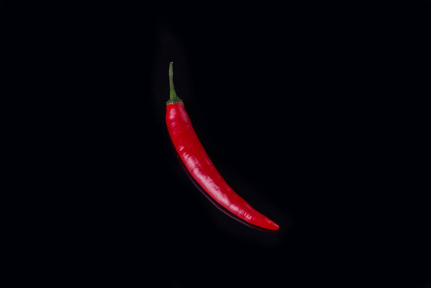 czerwona papryka chili na czarnym tle. - Zdjęcie, obraz