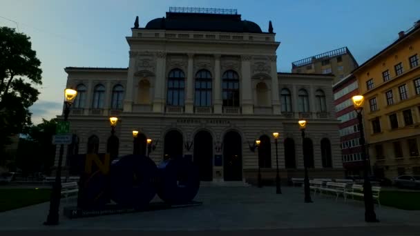 Liubliana, Eslovenia, Europa, junio de 2018: Celebrando el centenario de la Galería Nacional de Eslovenia, la institución nacional más importante que conserva obras de arte. - Metraje, vídeo