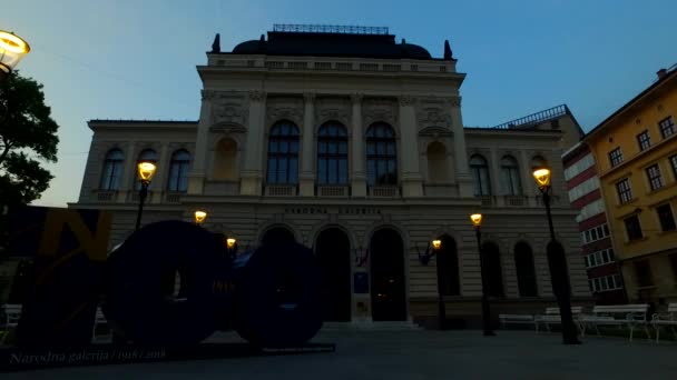 Ljubljana, Slovenya, Avrupa, Haziran 2018: Slovenya Ulusal Galerisinin 100. yıldönümü, sanat eserlerini koruyan en önemli ulusal kurum. - Video, Çekim