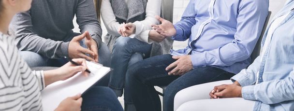Pacientes sentados en círculo de confianza en sesión de psicoterapia
 - Foto, imagen