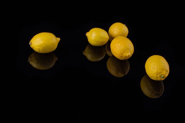 Limões espalhados em estúdio
. - Foto, Imagem