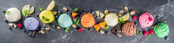Värikäs pastelli jäätelöä vohveli käpyjä
 - Valokuva, kuva